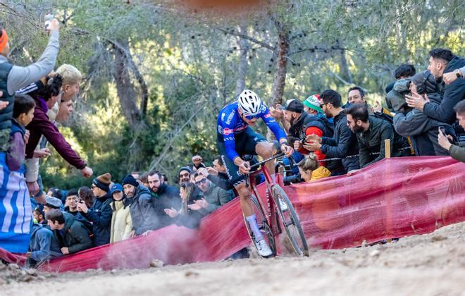 Apoteósico mundial de ciclocross de Benidorm: Van der Poel derrota a Van Aert.