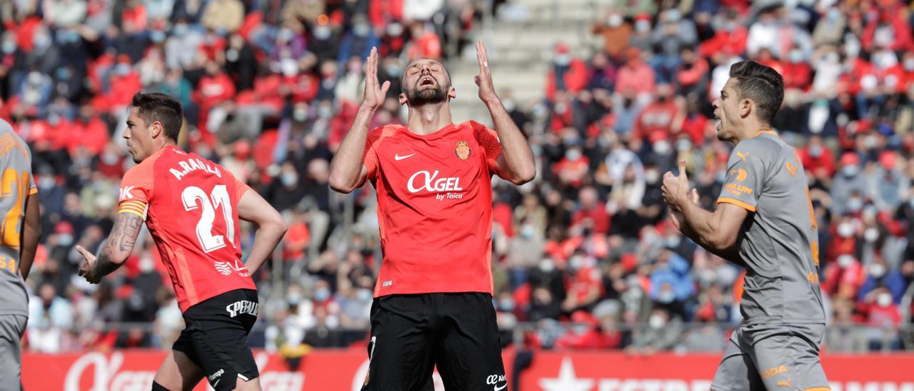 Muriqi se lamenta tras desperdiciar una ocasión de gol ante el Valencia, el pasado sábado.