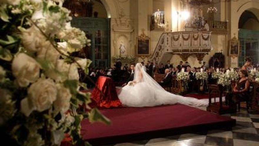 El tenor peruano Juan Diego Flórez y la ex modelo australiana Julia Trappe, contraen matrimonio en la Catedral de Lima (Perú). E