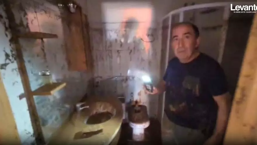 "Pasé 6 horas abrazado a mi madre de 95 años con el agua al cuello"