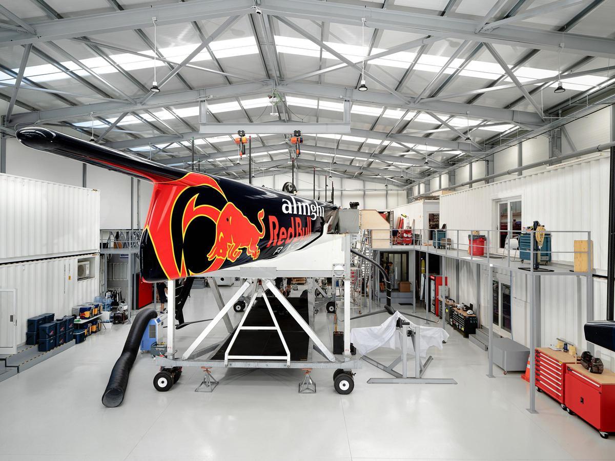 Así es la base del Alinghi en Barcelona