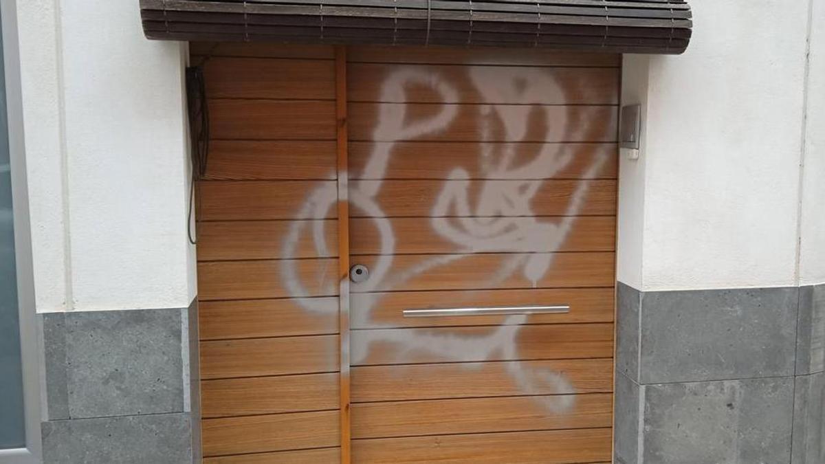 Pintada en la puerta del domicilio del candidato del PP en Antella.