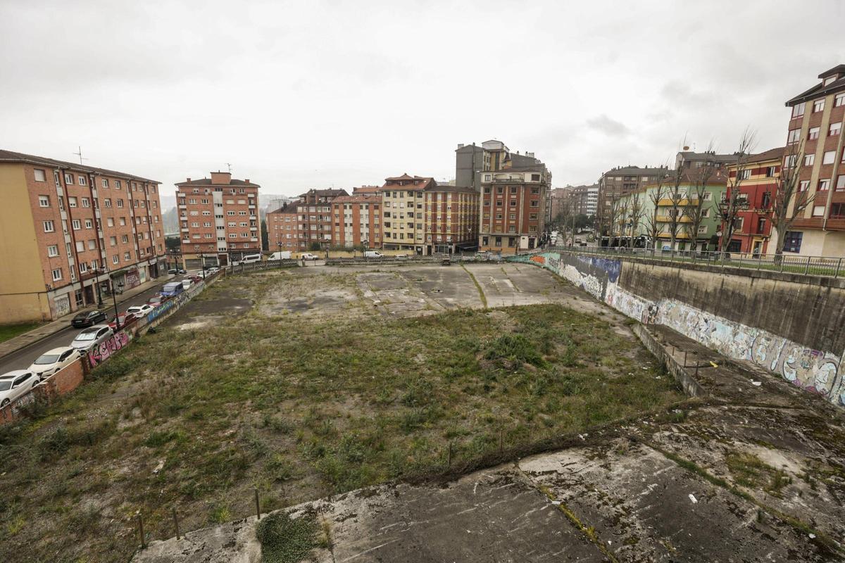 Solar del viejo instituto de San Lázaro, en el que está previsto levantar las torres residenciales más altas de Oviedo, de setenta metros.