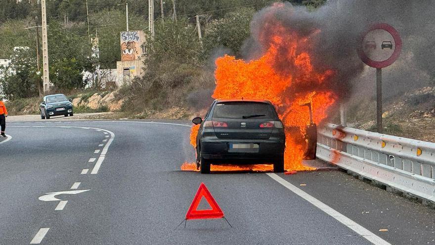 Las llamas destrozan un vehículo en la carretera de Sant Josep