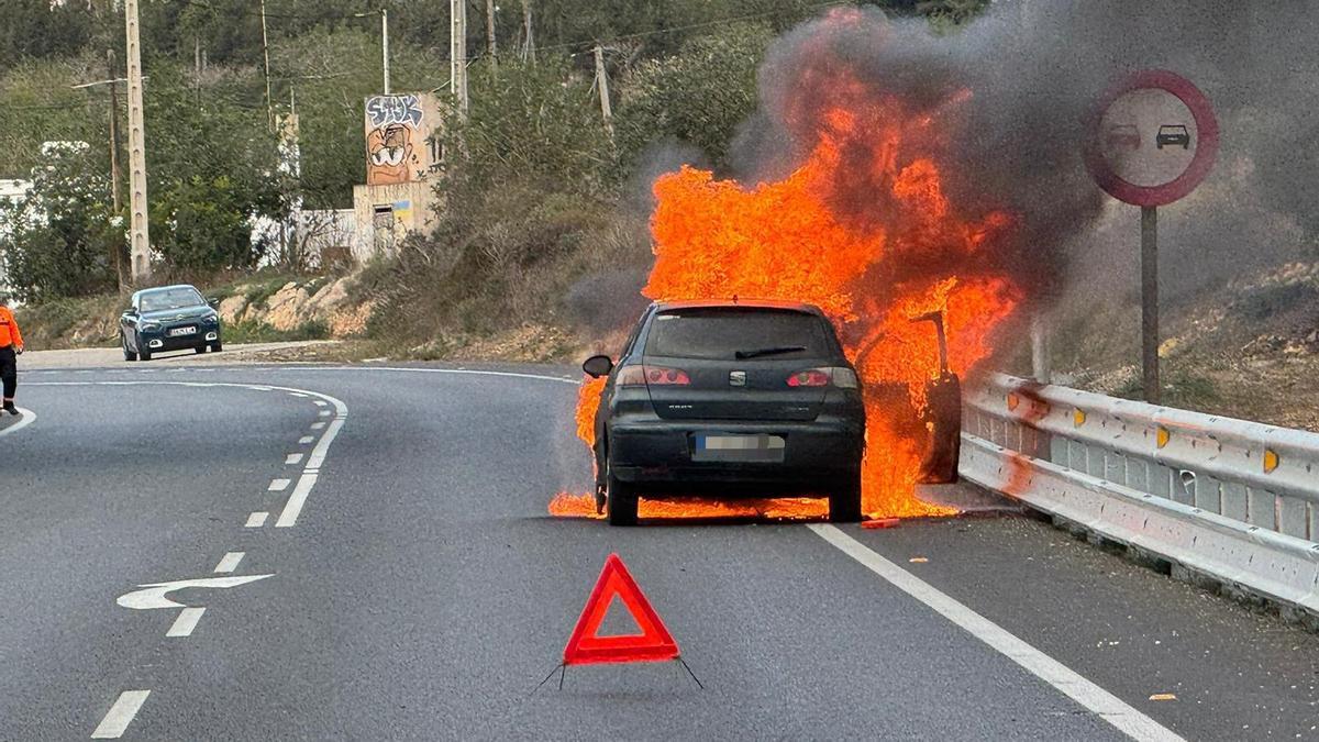 El coche incendiado en la carretera de Sant Josep