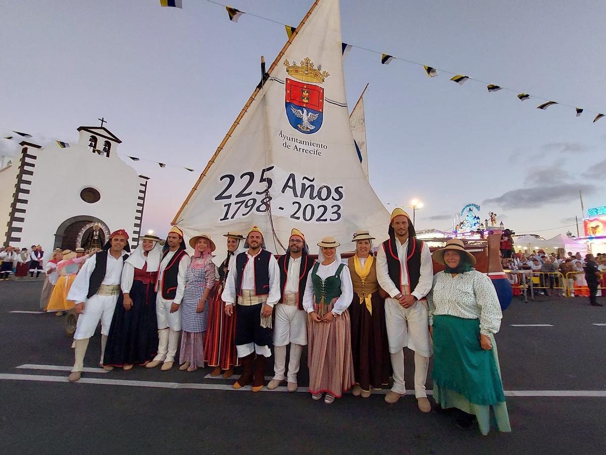 El alcalde de Arrecife, Jonathan de León, en la Romería de Los Dolores 2023 junto a representantes del Ayuntamiento y otras instituciones.