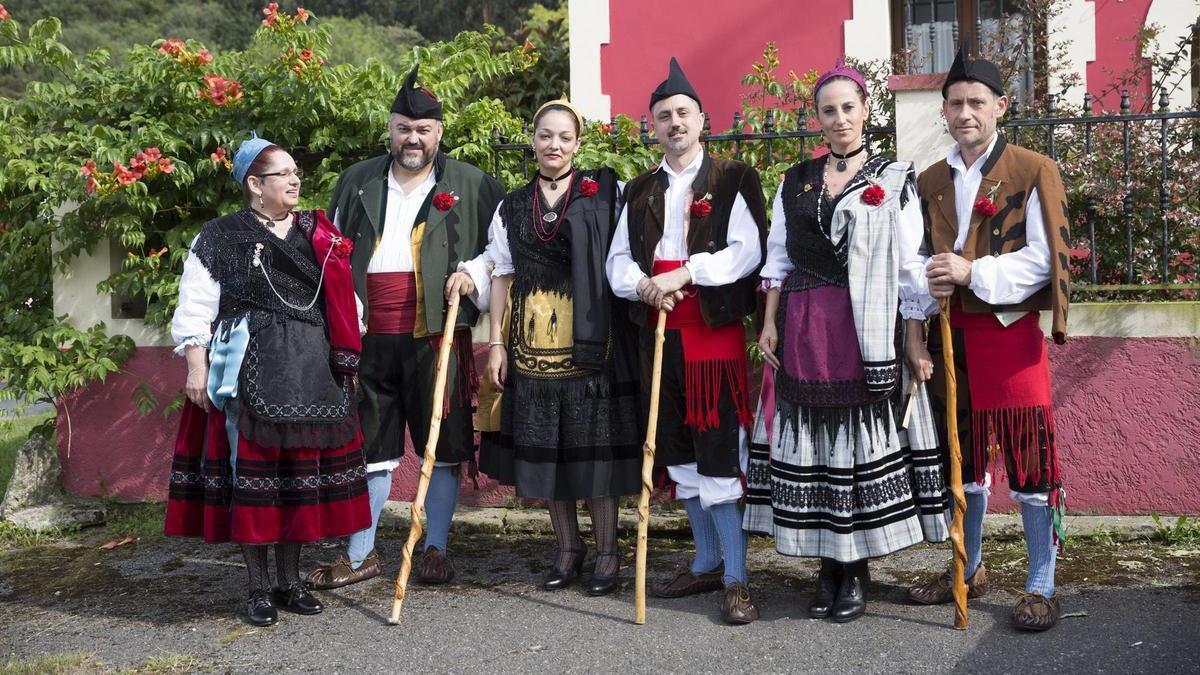 Tres parejas de aldeana y porruanu en Naves de Llanes.