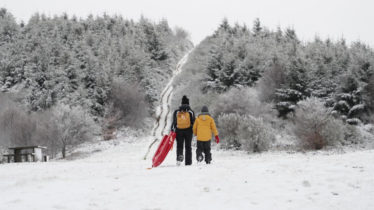 Un padre y su hijo disfrutan de la nieve en O’Cebreiro (Lugo) este domingo. 