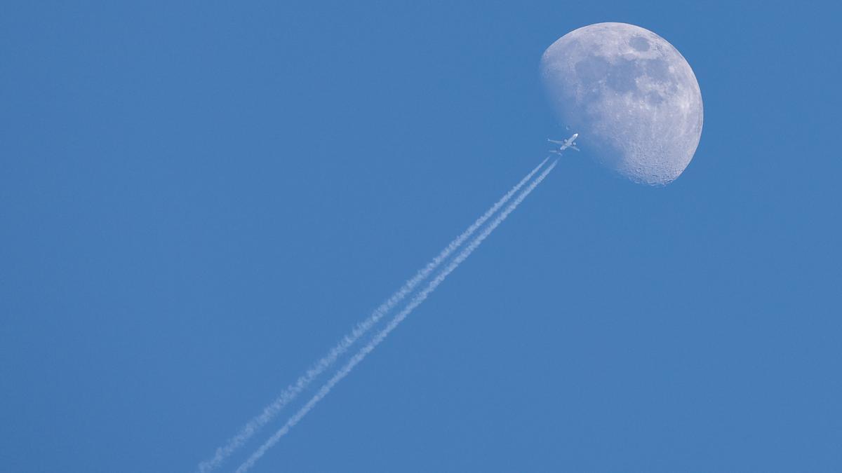 Un avión vuela el cielo.