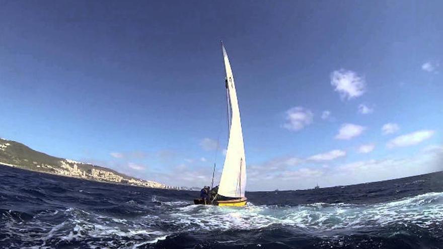 Un bote durante una regata en la bahía capitalina.