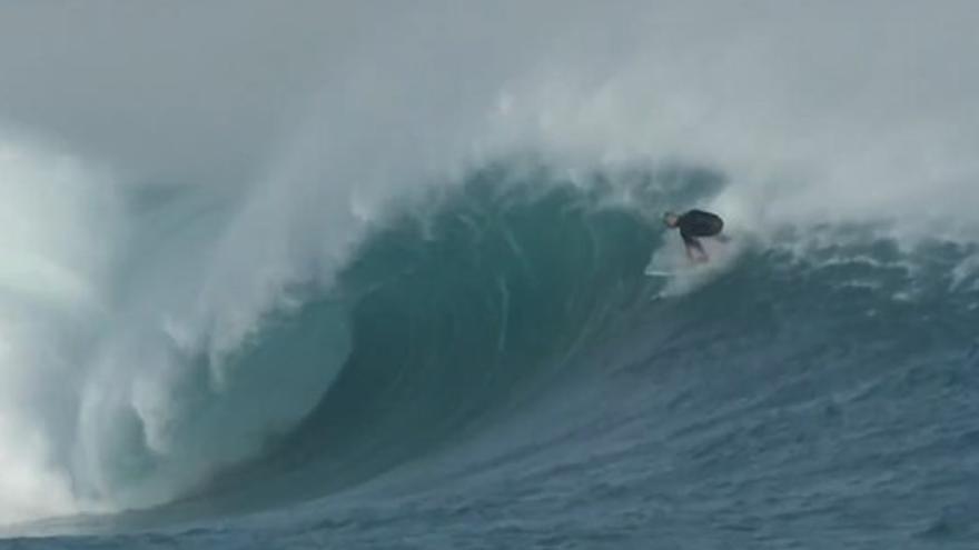 Olas, un surfero y un fotógrafo: el arte de captar el momento perfecto en el sur de Tenerife