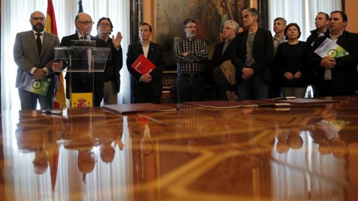 Cristóbal Montoro, ministro de Hacienda, durante la firma de un acuerdo con representantes sindicales de los funcionarios, el pasado mes de marzo.
