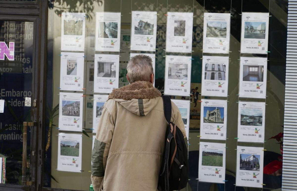 Imagen de archivo de un escaparate de una agencia inmobiliaria