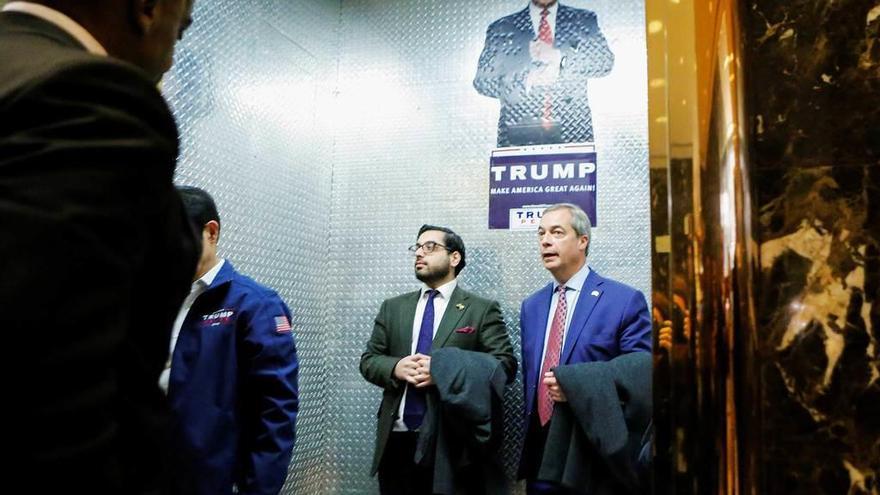 Farage (a la derecha), en un ascensor de la Torre Trump, en Nueva York.