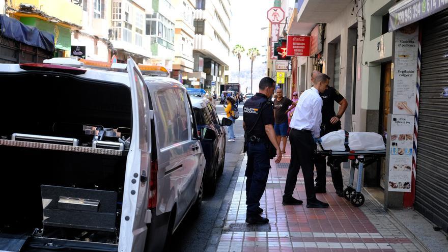 Encuentran el cadáver de una mujer en una vivienda en la zona de Las Canteras