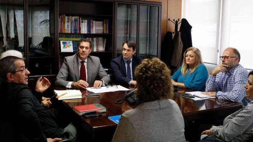 Alberto Castro y Francisco Montes durante la reunión con los alcaldes de Alta Sanabria.