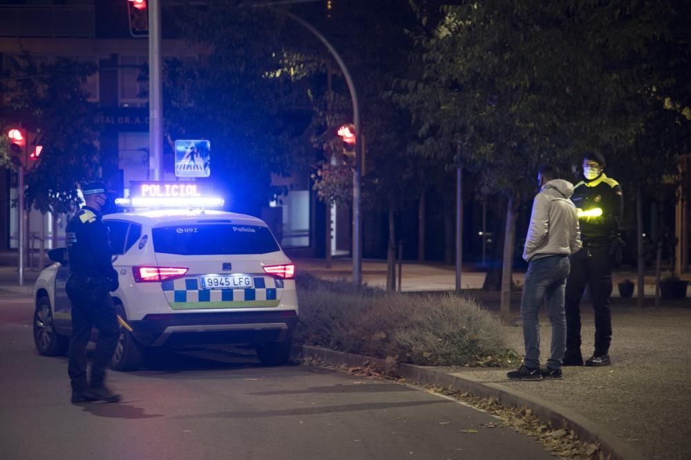 Control policial a la Bonavista de Manresa durant el toc de queda