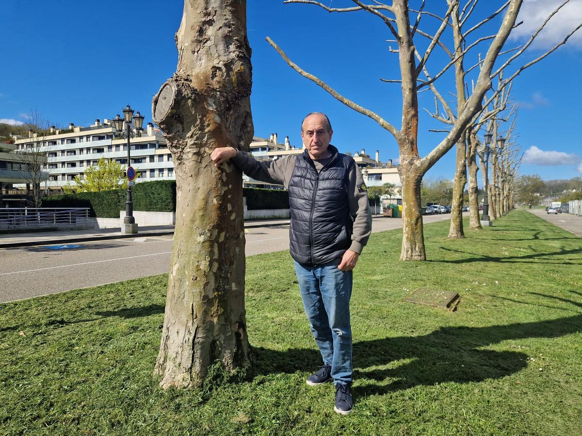 Eduardo Arnádez, apoyado en un árbol en la calle Tapia de Casariego, en La Manjoya.