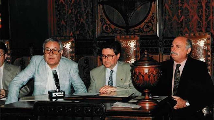 José Buades (izq), junto al alcalde Joan Fageda y el que fue presidente de la Balear de Fútbol Antonio Borrás del Barrio