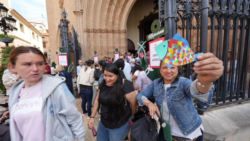 Gesto solidario de Caritas de Segorbe Castellón en la plaza Mayor de Castelló