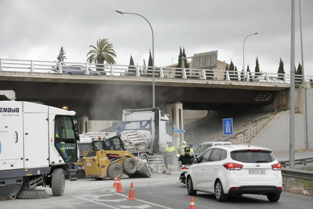 Un camión pierde la carga en la carretera de Puigpunyent