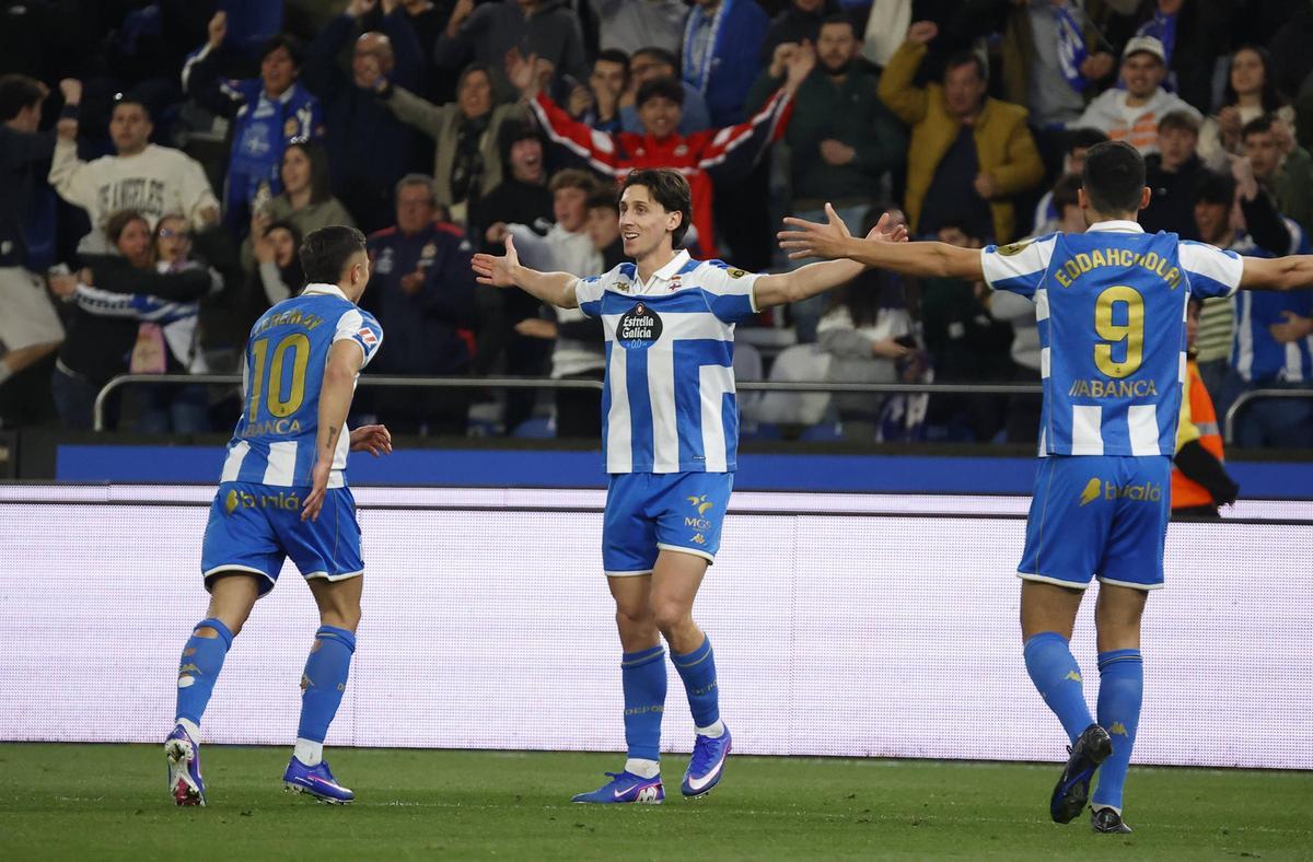 Samuele Mulattieri celebra su gol con el Deportivo ante el Zaragoza