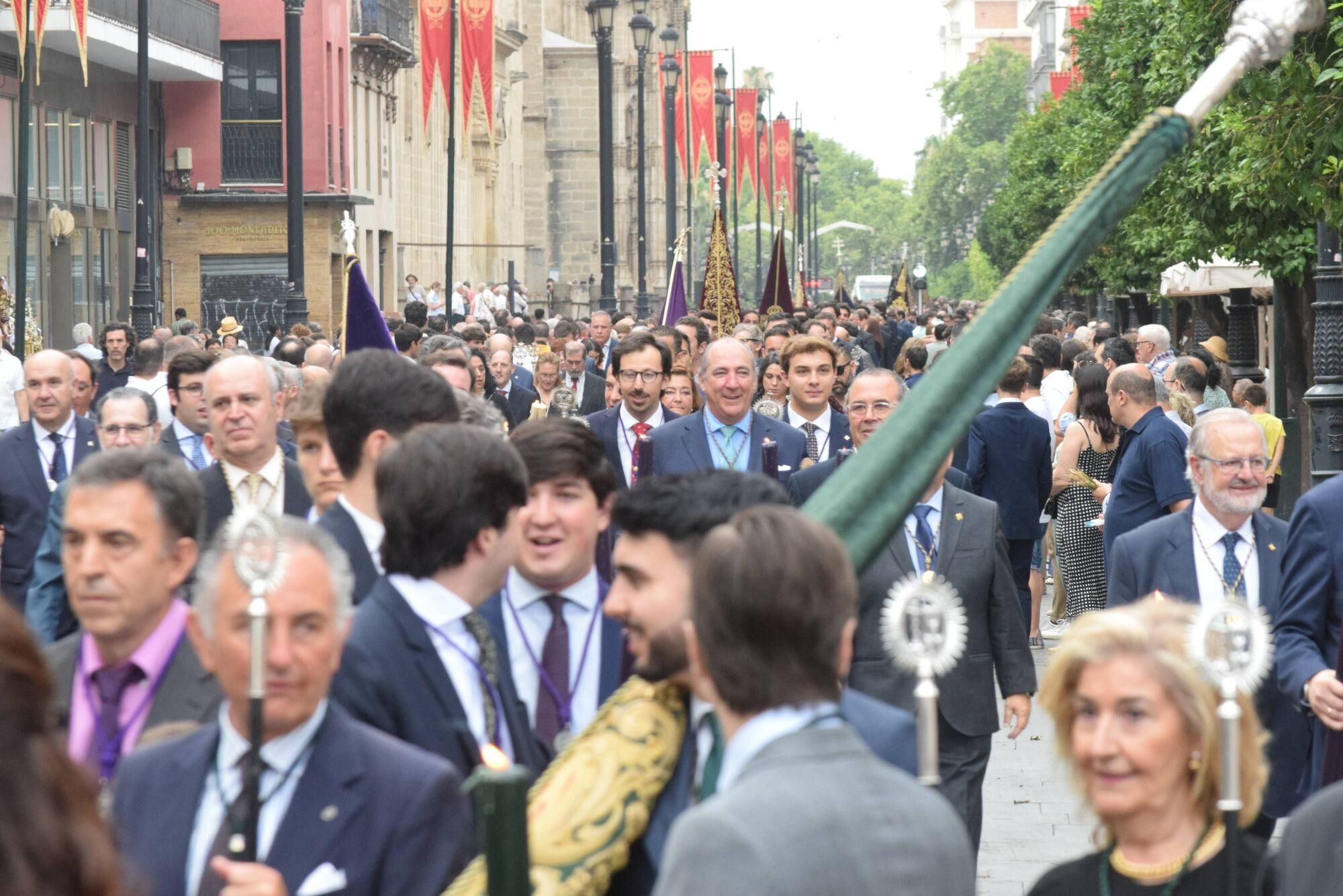 Diferentes representaciones de hermandades discurren por la Avenida de la Constitución durante la procesión del Corpus Chisti de Sevilla