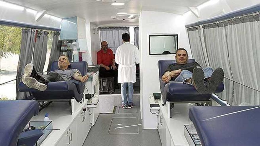 Dos hombres, durante una donación de sangre en Palma.