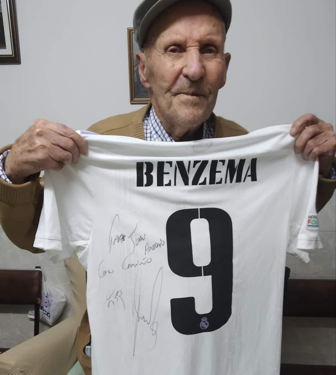 Juan Antonio García con la camiseta firmada por Benzema.