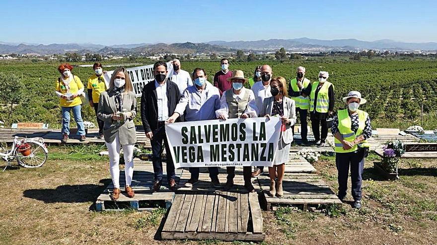 Daniel Pérez, con vecinos de la Vega de Mestanza. | L.O.