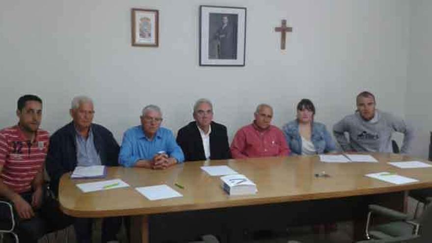 Miembros de la corporación municipal de Fonfría con el alcalde, Jesús Lira, en el centro.