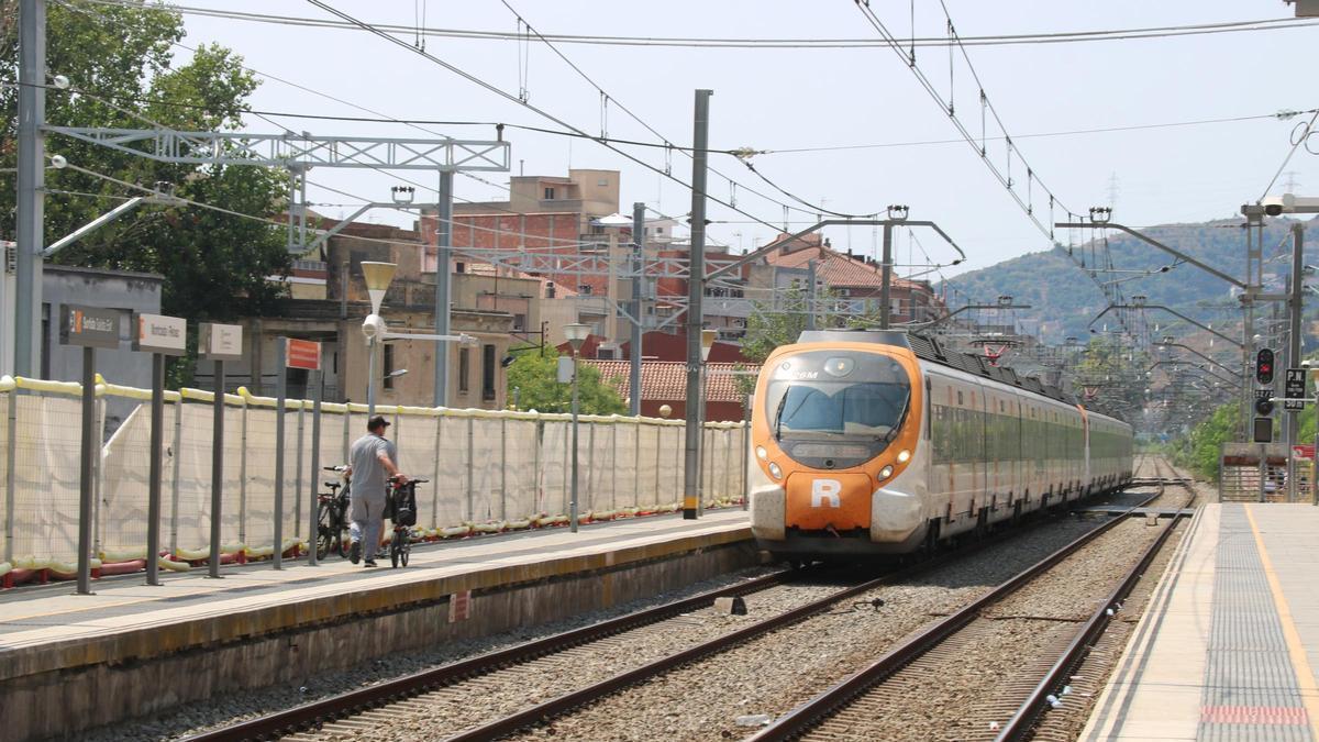 Un tren arribant a una estació, en una imatge d'arxiu