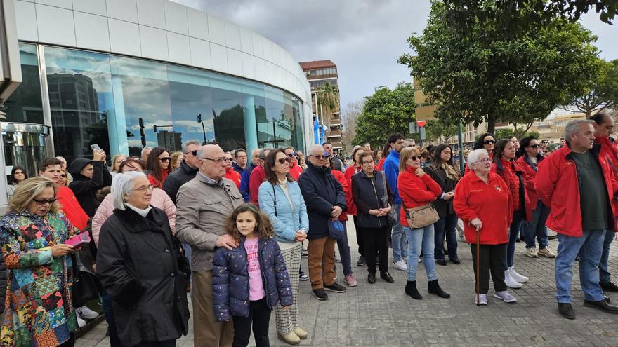 Decenas de personas rinden homenaje a los 10 fallecidos ante el edificio calcinado