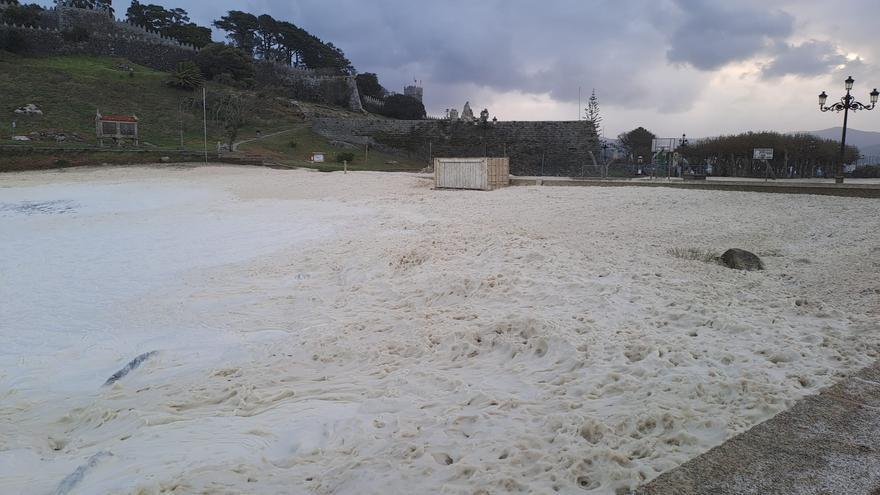 La borrasca celebra la fiesta de la espuma en Baiona