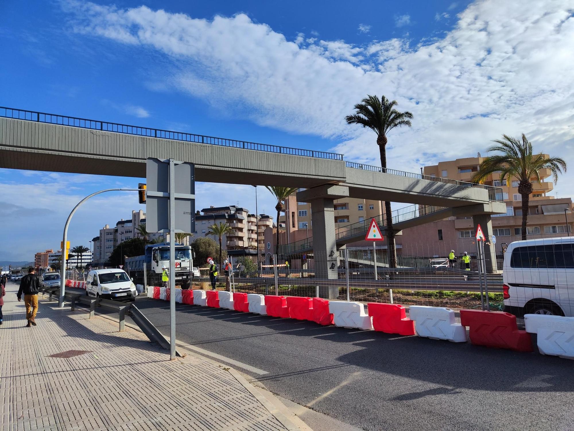 Así ha quedado uno de los pasos peatonales del primer cinturón de ronda tras el impacto de un camión