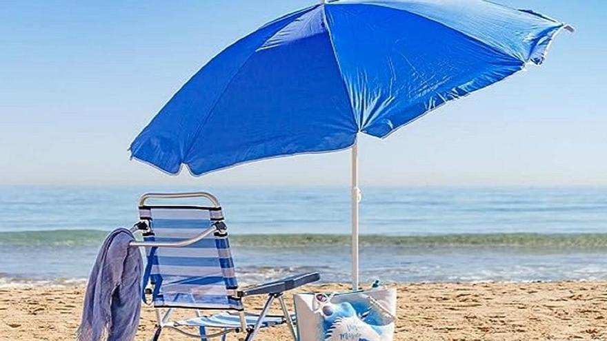 Adiós a las sombrillas: este nuevo invento que da sombra a cuatro personas llega a las playas españolas