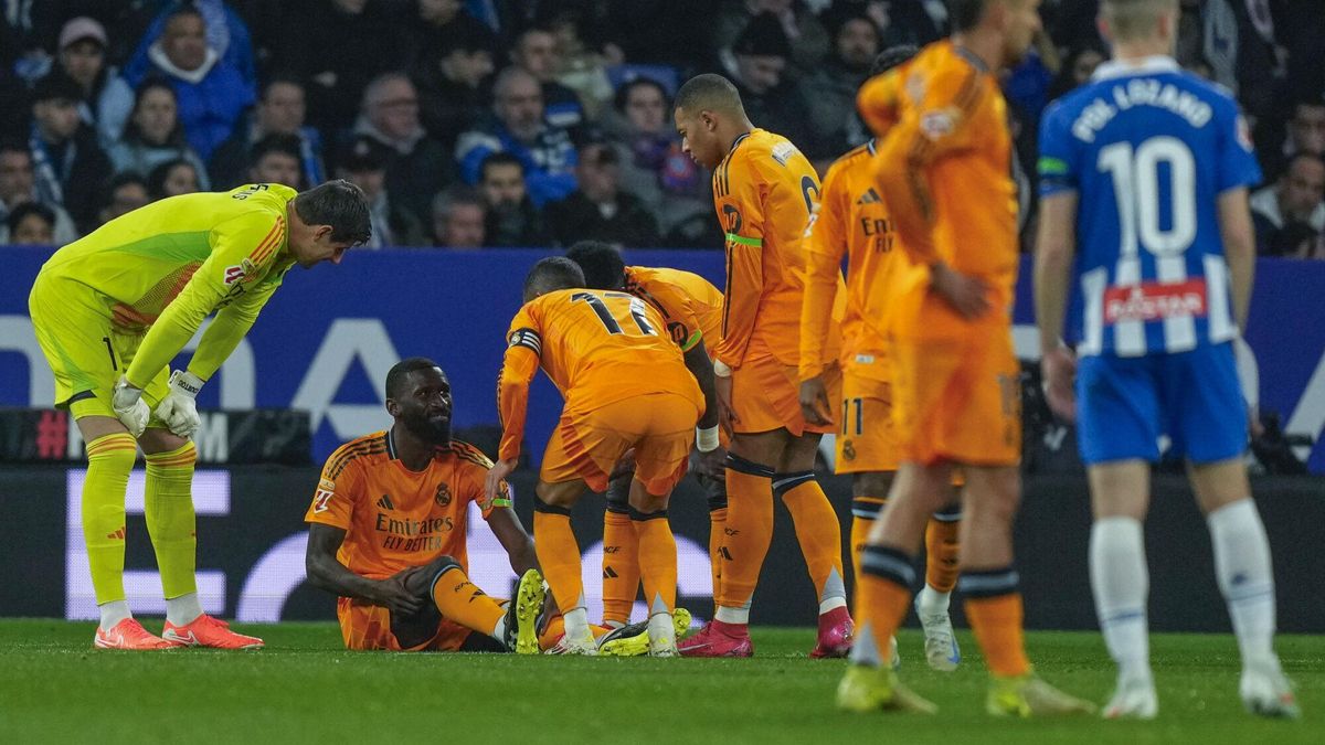 Antonio Rüdiger, jugador del Real Madrid, tras lesionarse frente al Espanyol.