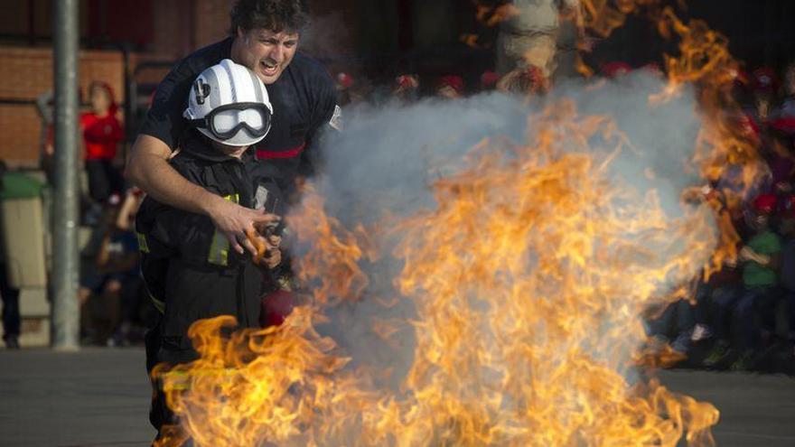 Los bomberos forman a 10.000 niños