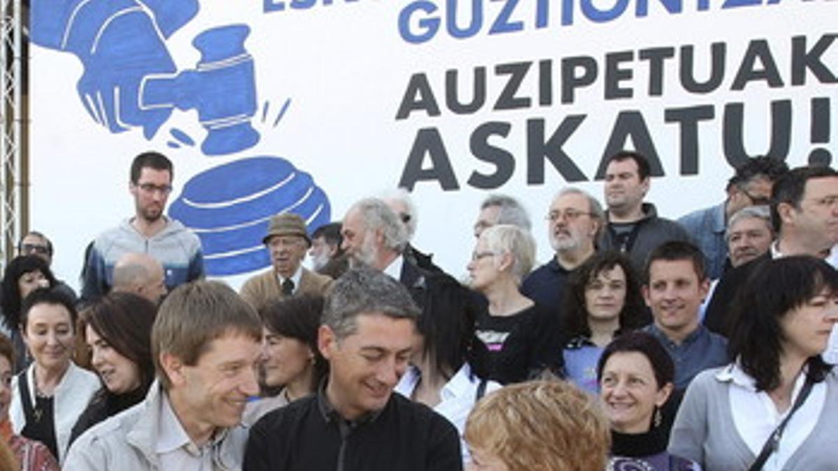 Rufi Etxeberria, Oscar Matute y Mertxe Colina, durante el acto reivindicativo de San Sebastián.