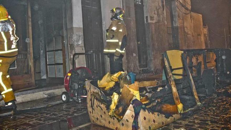 El fuego quema dos sofás en la calle El Tap de Alcoy