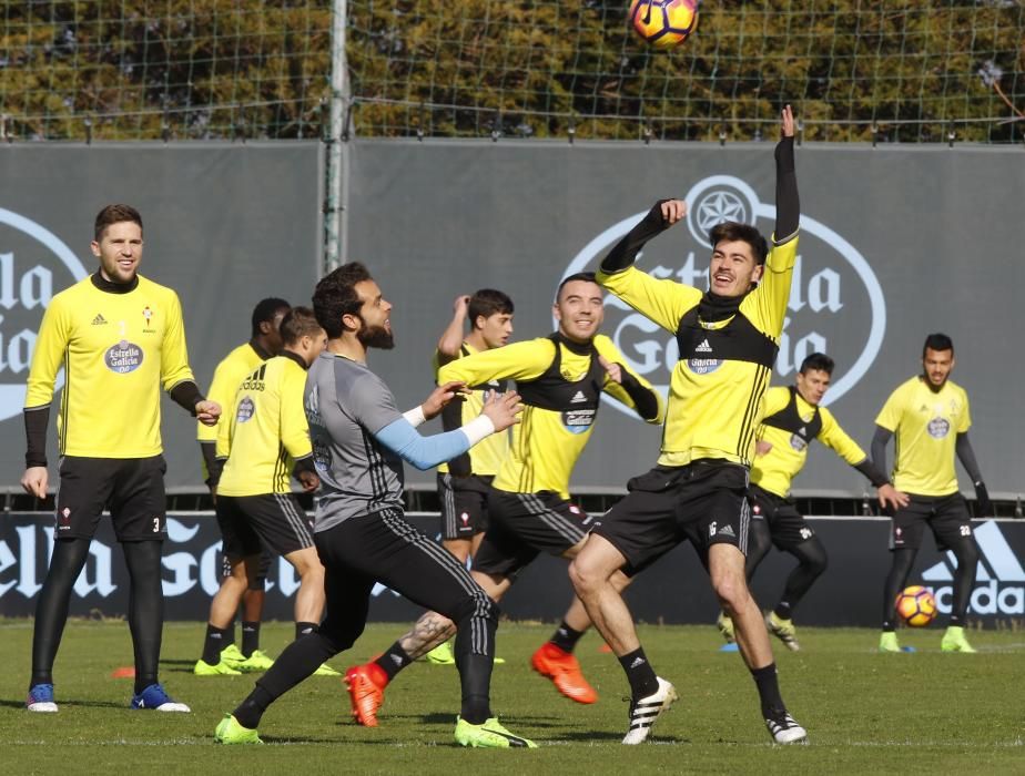 Eduardo Berizzo dirige el último entrenamiento del cuadro celeste antes de visitar el domingo al Sporting en El Molinón