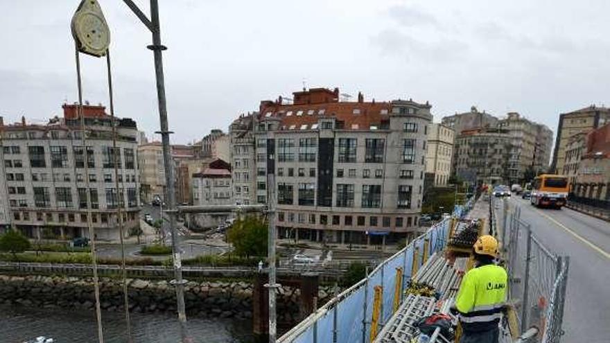 Obras en el puente de A Barca. // G. Santos