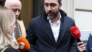 Archivo - El empresario, Víctor de Aldama, atiende a los medios a su salida de una entrevista en la COPE, a 22 de enero de 2025, en Madrid (España). Aldama regresa a Herrera en COPE con novedades importantes en torno a la documentación aportada tanto en