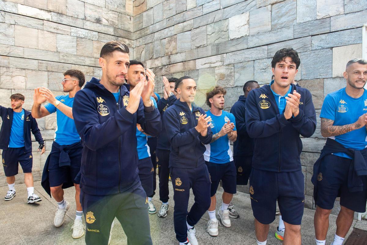 La afición acude en masa a Alvedro para recibir al Dépor tras la victoria en Cádiz