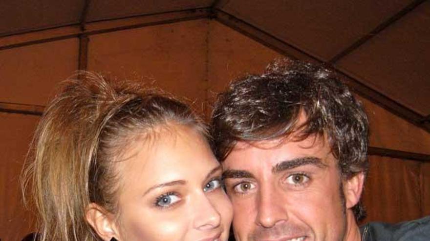 Fernando Alonso, junto a su novia, Dasha Kapustina.