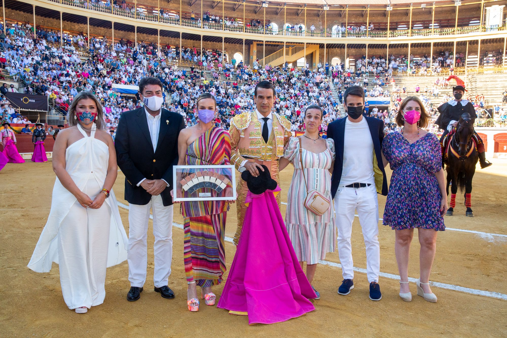 El Juli y Manzanares salen a hombros en la primera tarde de homenaje al maestro de Alicante