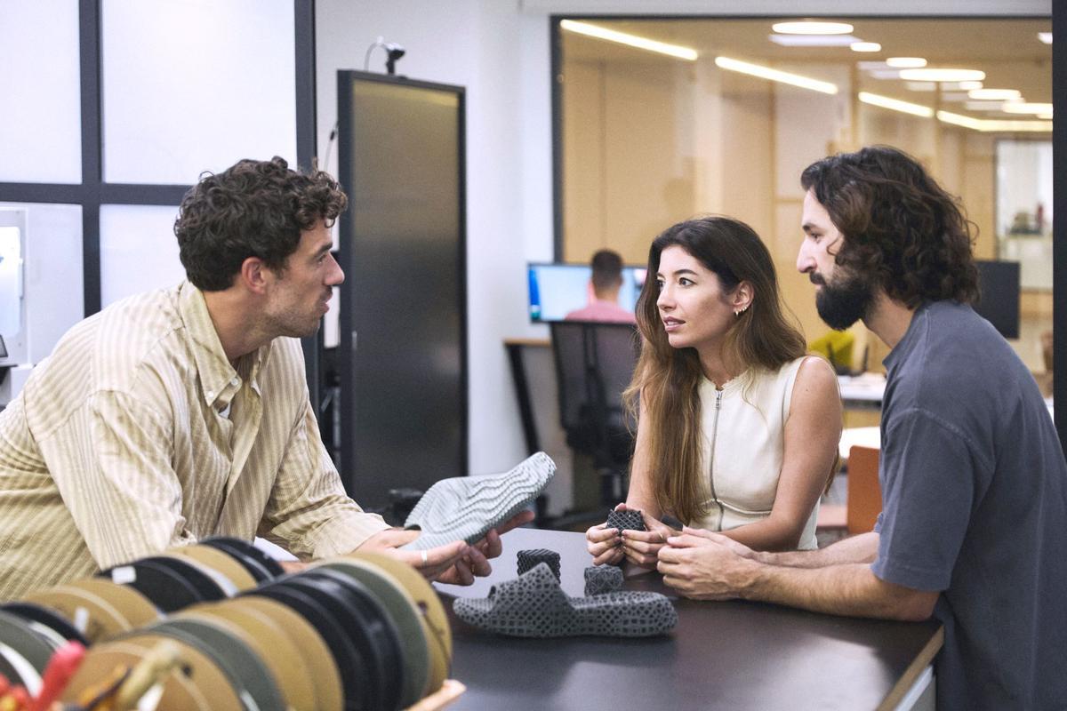 Varios trabajadores en uno de los departamentos de Tempe.