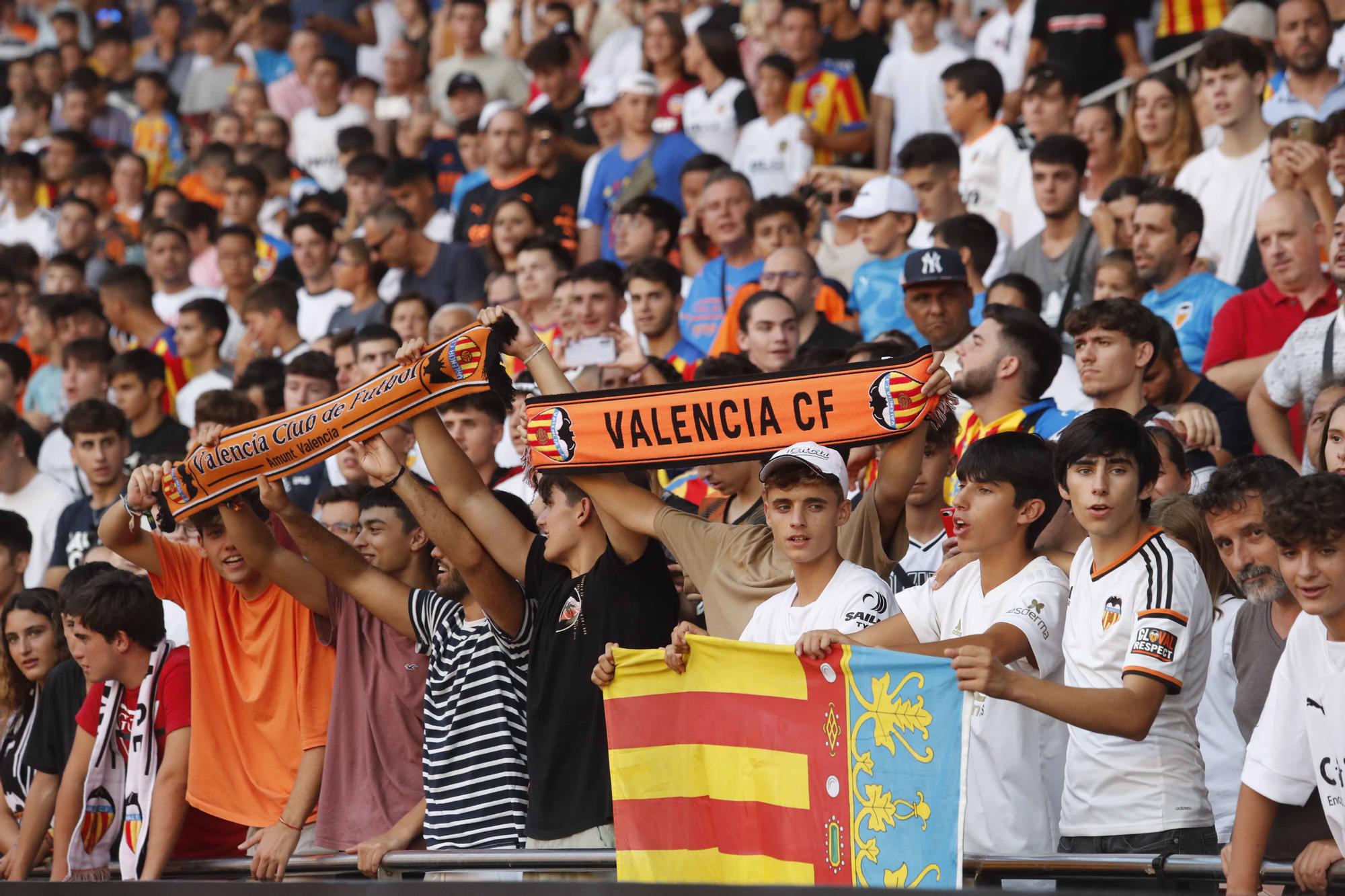 'Cavanimanía': Locura de la afición para dar la bienvenida a los fichajes del Valencia