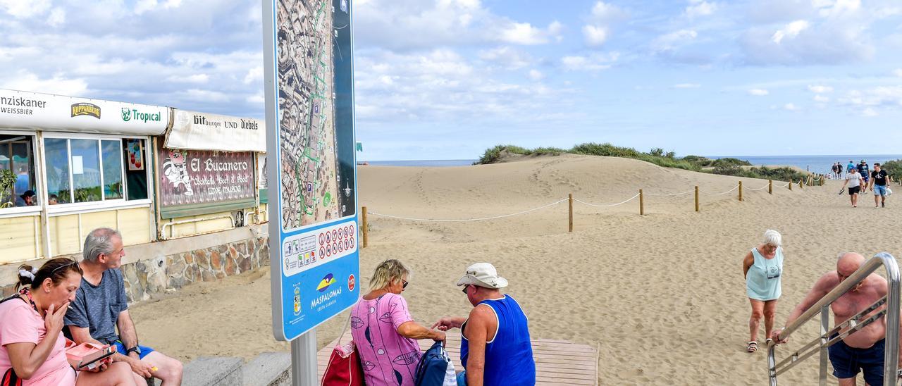 Turistas en playa del Inglés.