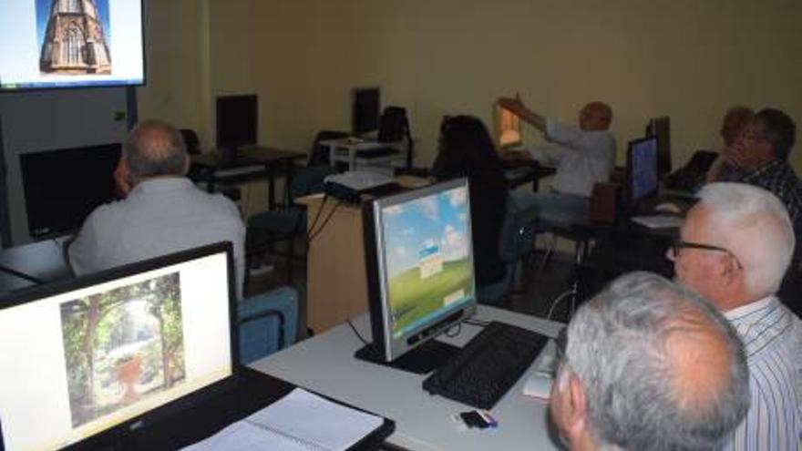 El taller de fotografía digital atrae a noventa personas mayores